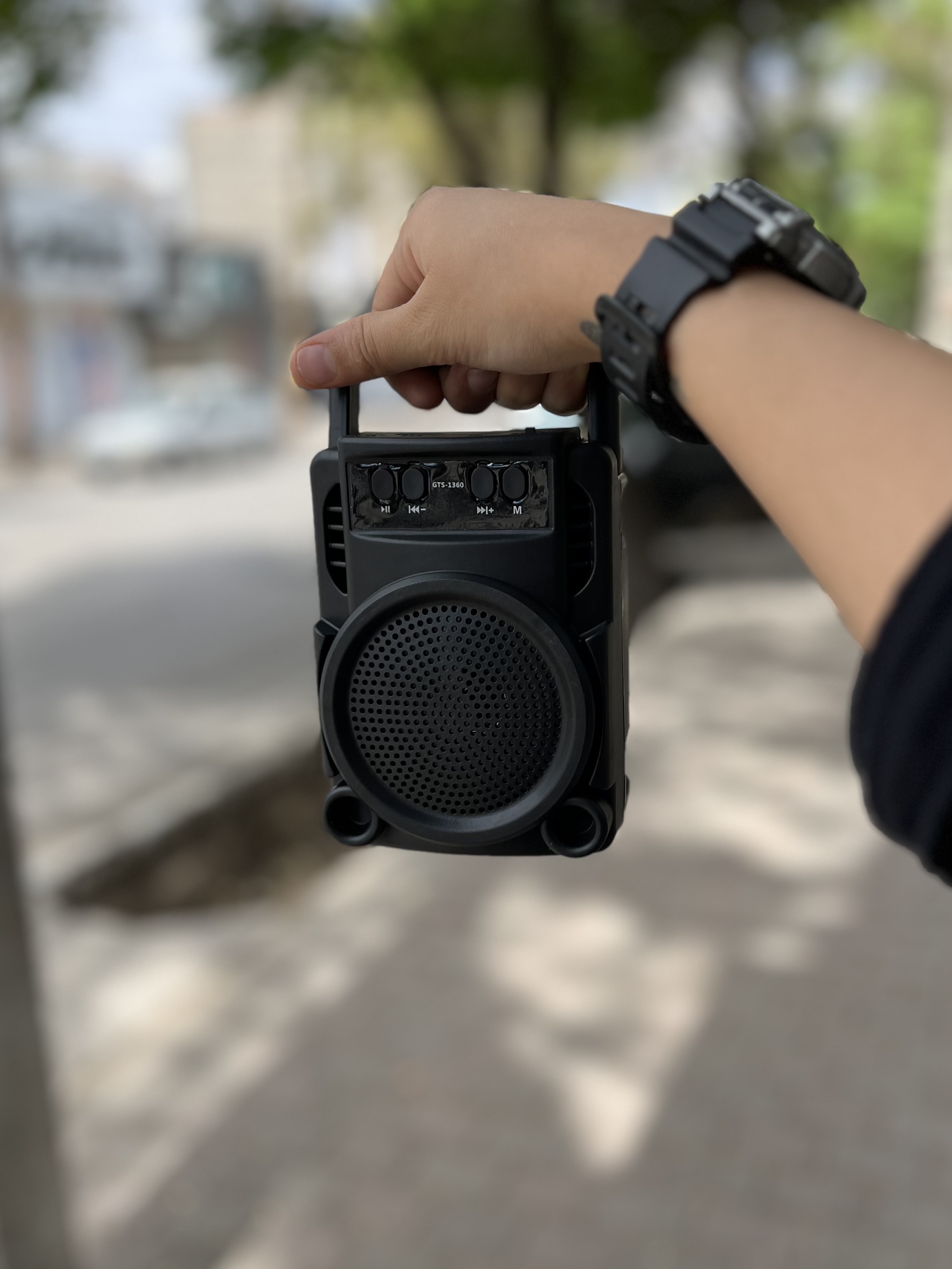 اسپیکر بلوتوث قابل حمل GTS-1360 با باتری 1000 میلی‌آمپر ساعت، پخش 8 ساعته، اتصال بلوتوث 5، کلیدهای کنترلی و پورت AUX با بدنه فلزی مقاوم و وزن سبک